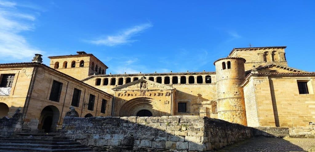 Colegiata de Santa Juliana 1 horarios de misa de Colegiata de Santa Juliana en Santillana del Mar