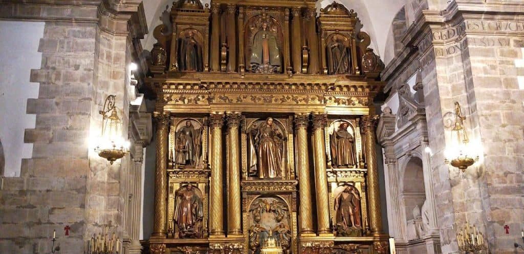 horarios de misa de Colegiata de Santa María Magdalena en Cangas del Narcea