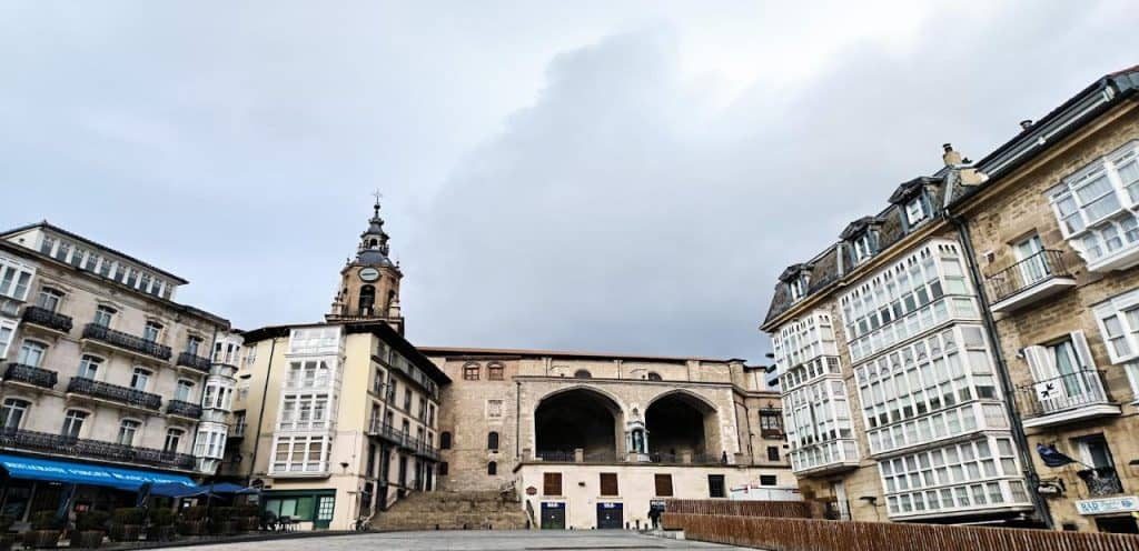 horarios de misa de Iglesia de San Miguel Arcángel en Vitoria