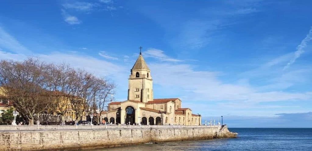 horarios de misa de Iglesia de San Pedro en Gijón