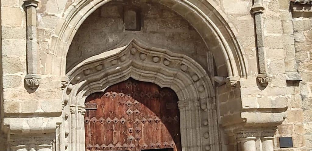 horarios de misa de Iglesia de Santiago Apóstol en Villa del Prado