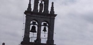 Crendes 2 horarios de misa de Igrexa de San Pedro de Crendes en Crendes