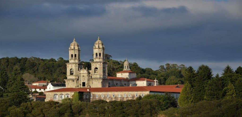 horarios de misa de Monasterio de Santa María de Sobrado Dos Monxes en Sobrado